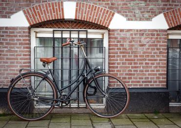 Fahrrad lehnt an Hauswand