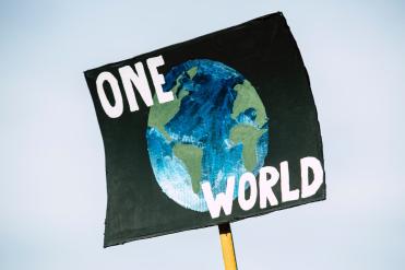 Plakat mit Schriftzug One World