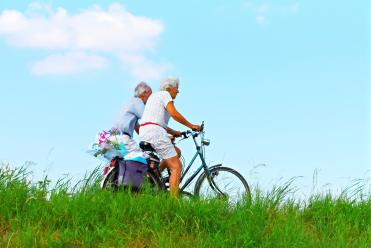 Zwei ältere Menschen fahren Rad