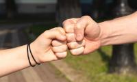 Kinderhand und Erwachsenenhand