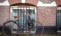 Fahrrad lehnt an Hauswand