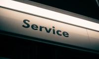 Schild mit Schriftzug „Service“