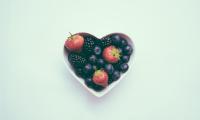 Herzförmige Schale mit Früchten