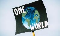Plakat mit Schriftzug One World