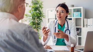 Gespräch zwischen Ärztin und Patient