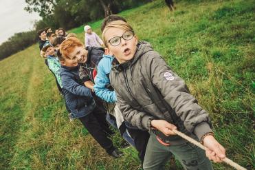 Kinder beim Seilziehen