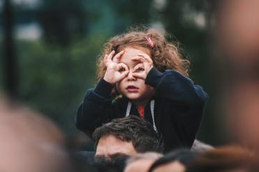 Mädchen auf den Schultern einen Mannes