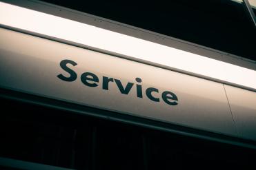 Schild mit Schriftzug „Service“