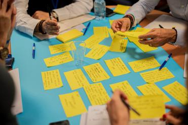 Viele gelbe Zettel auf blauem Papier