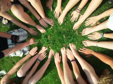 Viele Hände repräsentieren ein Team